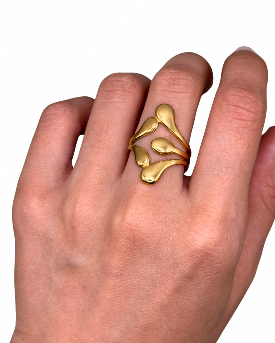 Gold Droopy Ring – CURATED CHAOTICA